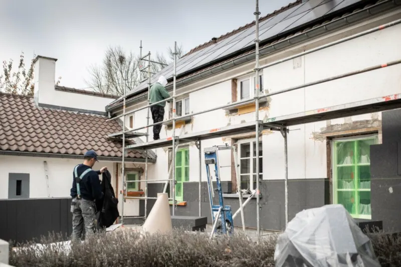 Chantier d'isolation par l'extérieur avec échafaudage et panneaux isolants à Namur, ISOLUTION
