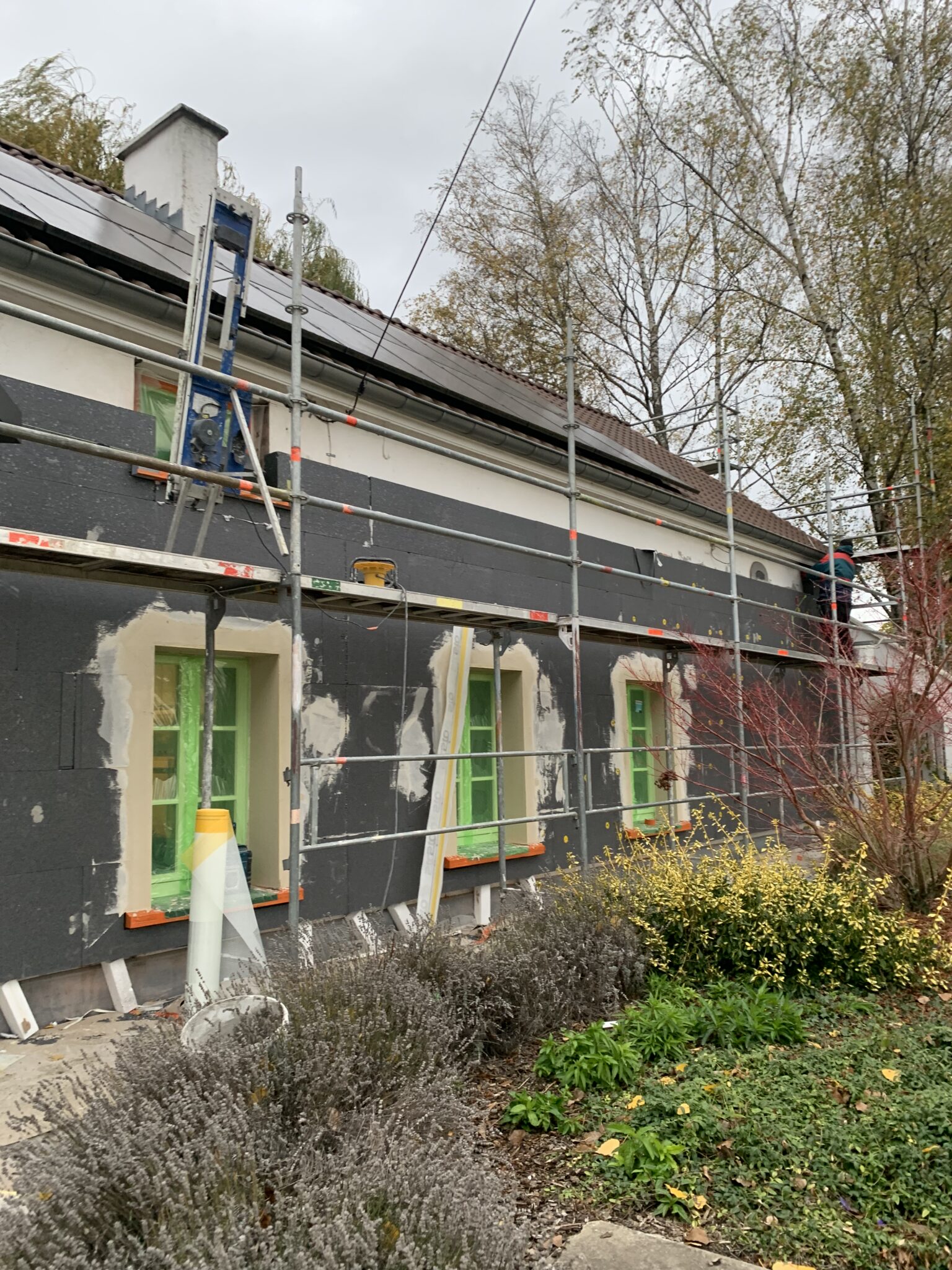 Pose de panneaux isolants sur une façade, ISOLUTION