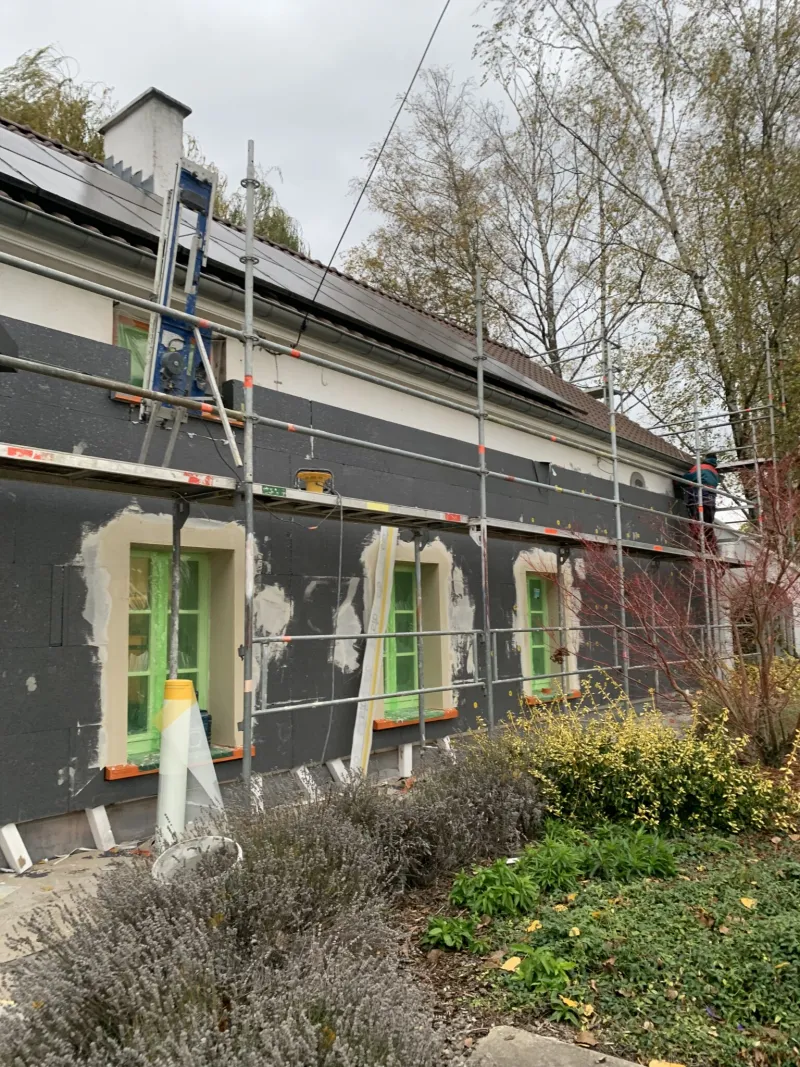 Pose de panneaux isolants sur une façade, ISOLUTION