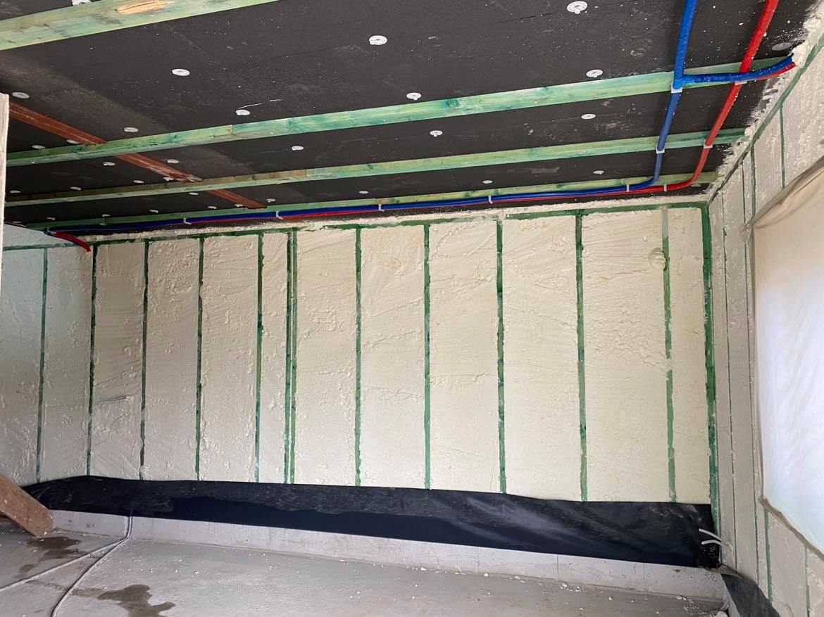 Murs et plafond isolés à la mousse polyuréthane projetée sur un chantier