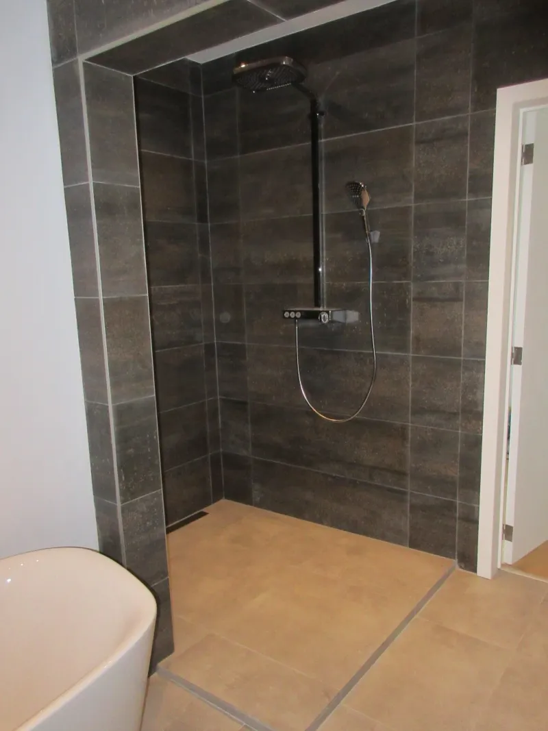 Douche à l'italienne carrelée anthracite, Bocaro