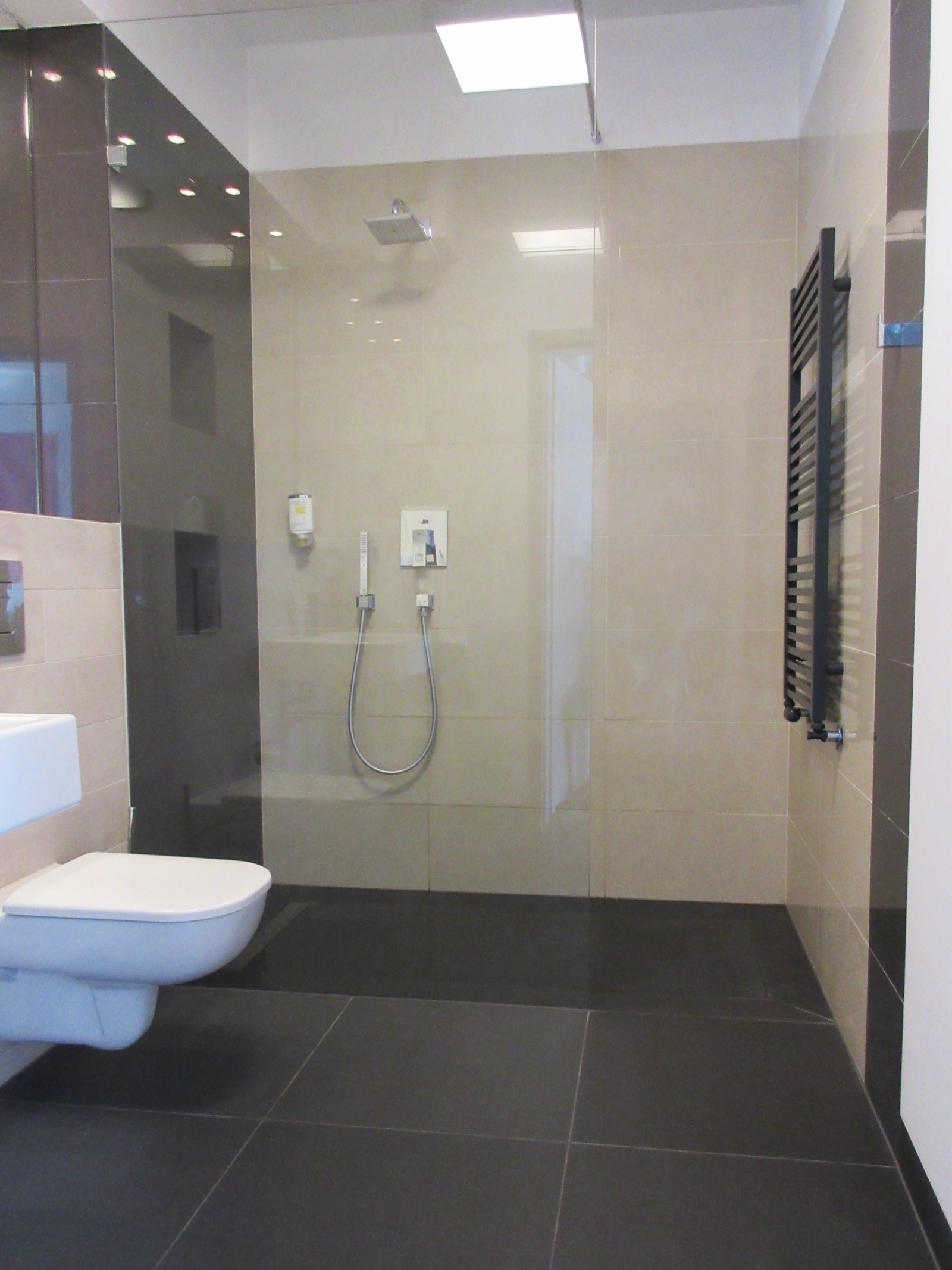 Salle de bain avec douche et WC suspendu à Ixelles, Bocaro