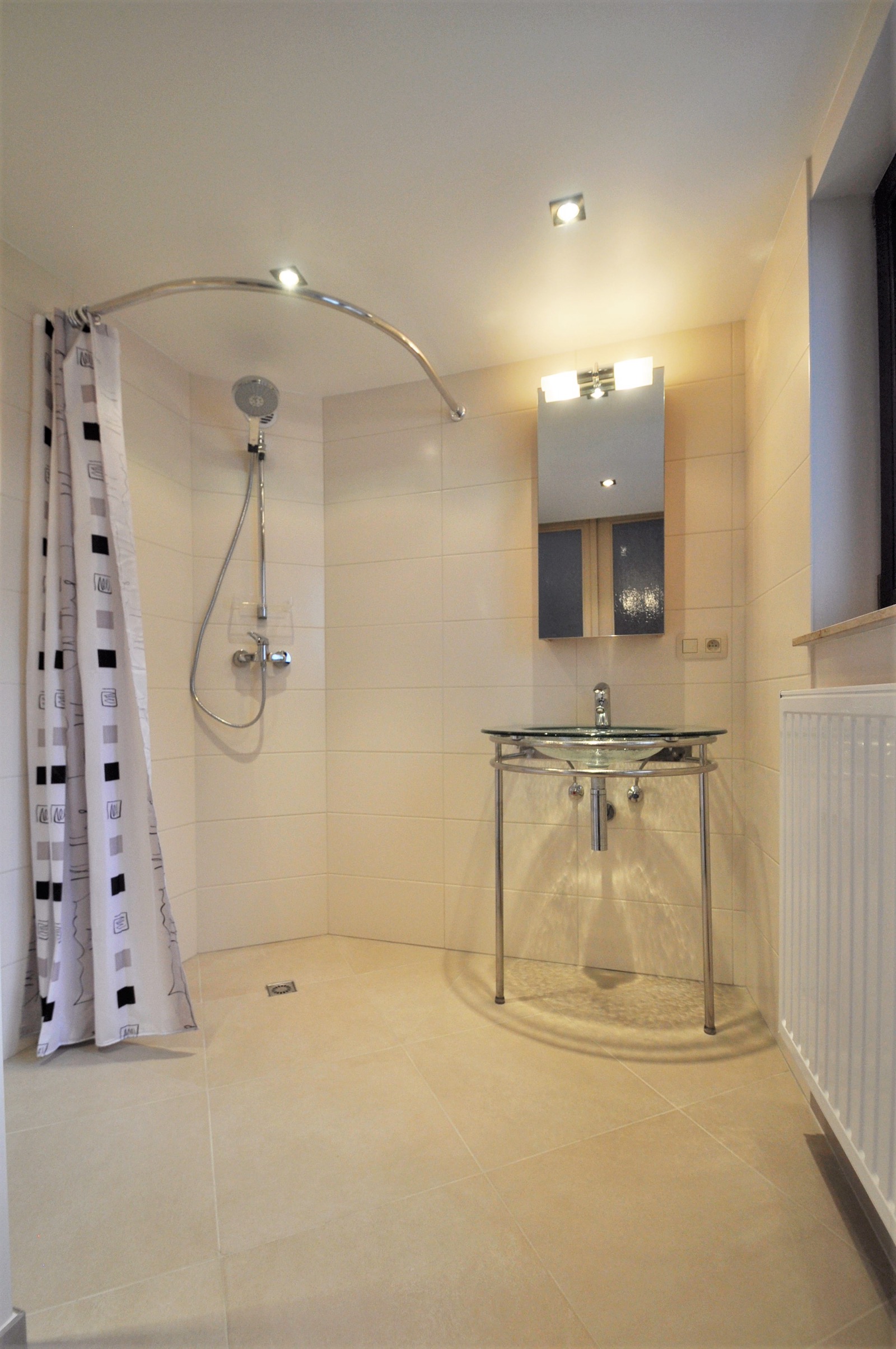 Douche à l'italienne et vasque en verre à Ixelles, Bocaro