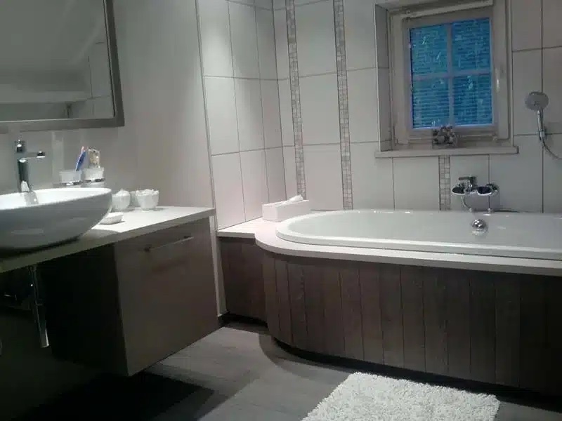 Salle de bain avec baignoire et vasque à Namur, Difelec-Renov
