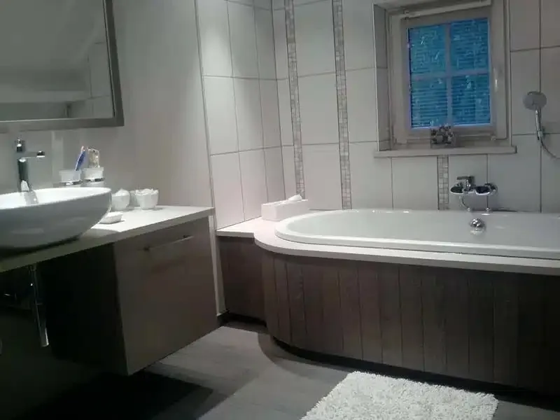 Salle de bains avec baignoire et vasque à Namur, Difelec-Renov