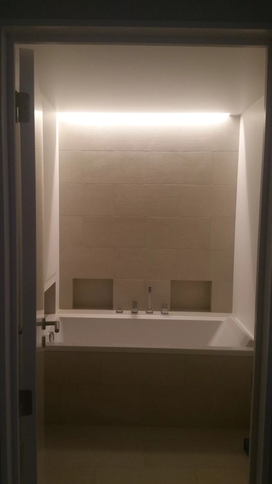 Baignoire encastrée, éclairage LED à Ixelles, Euroneuf