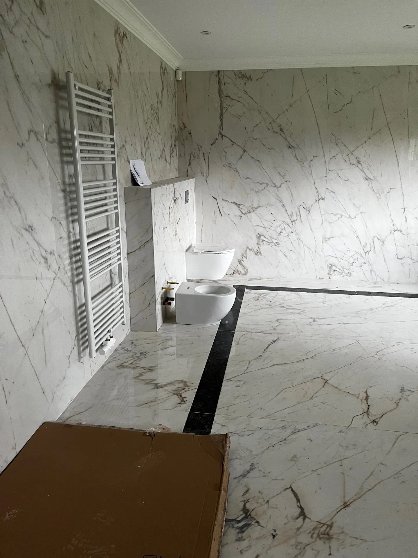Salle de bain en marbre, WC et bidet suspendus à Waterloo, GDS Plomberie
