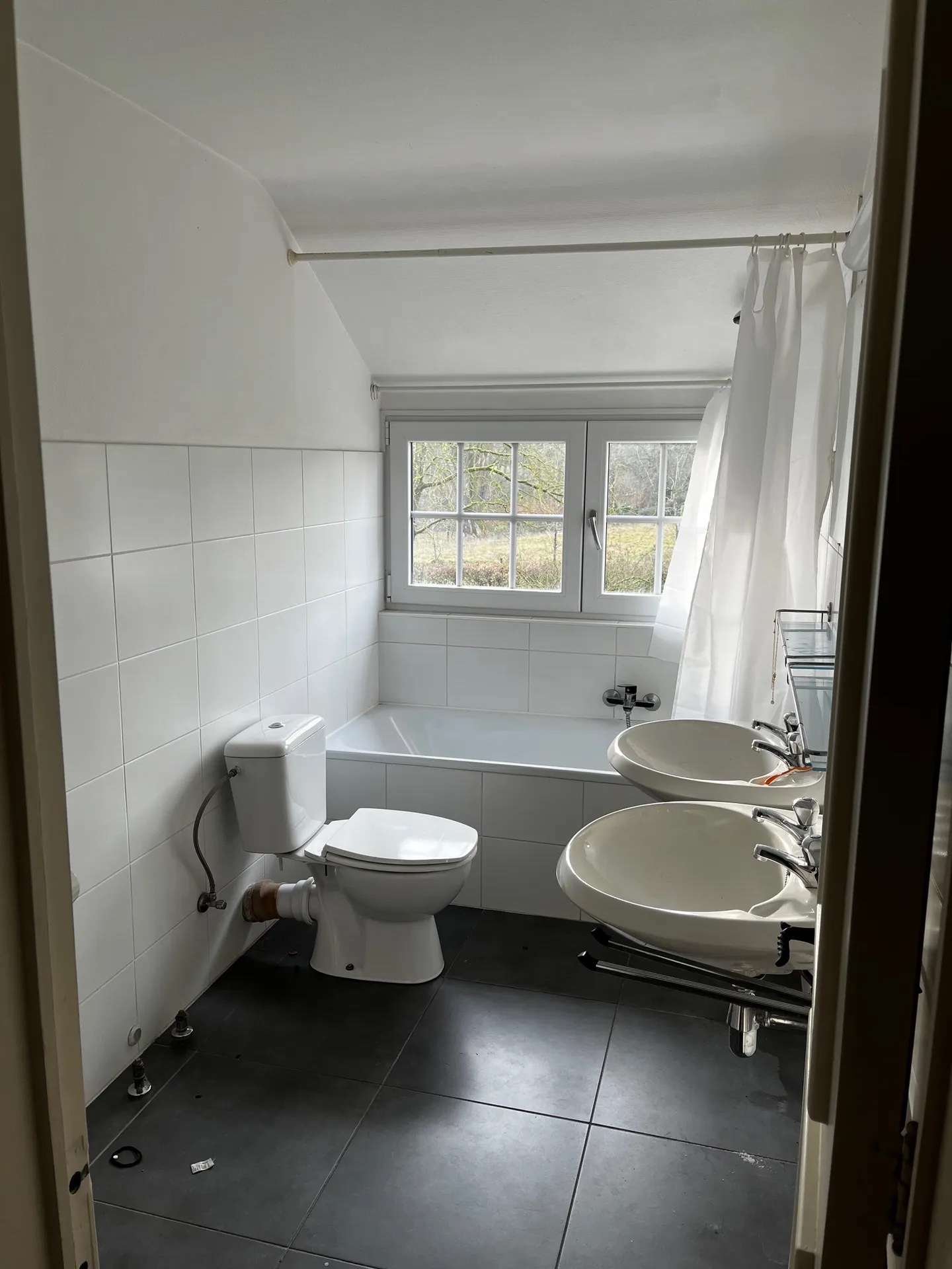 Salle de bain complète, baignoire et double vasque à Waterloo, GDS Plomberie