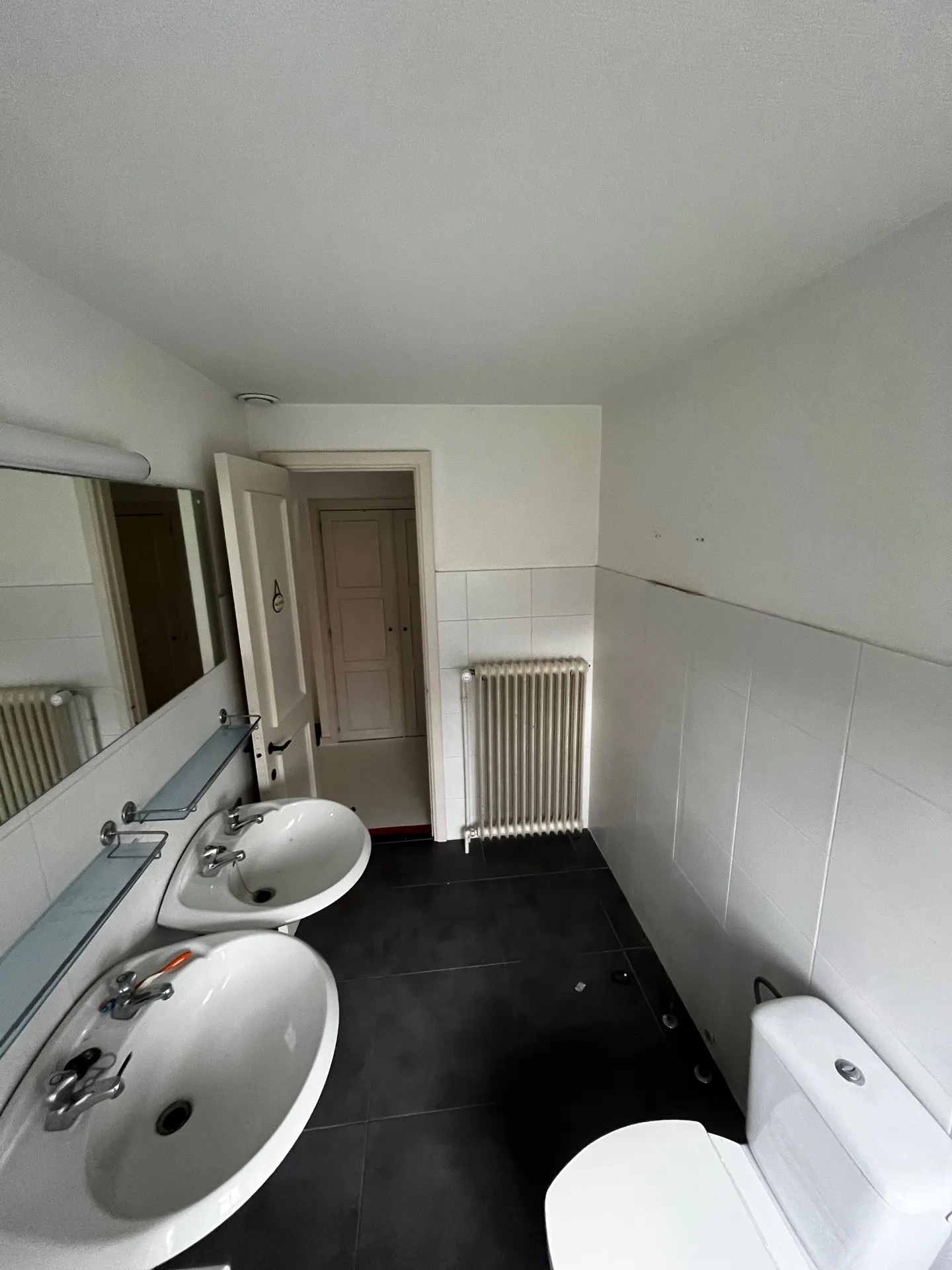 Salle de bain, double vasque et radiateur à Waterloo, GDS Plomberie