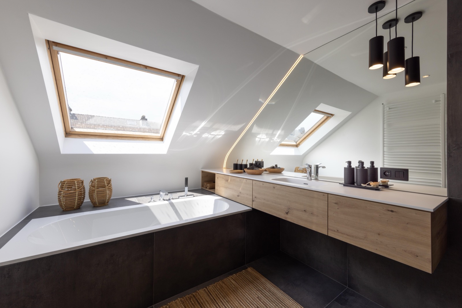 Salle de bain sous combles, baignoire encastrée à Waterloo, GL Pro