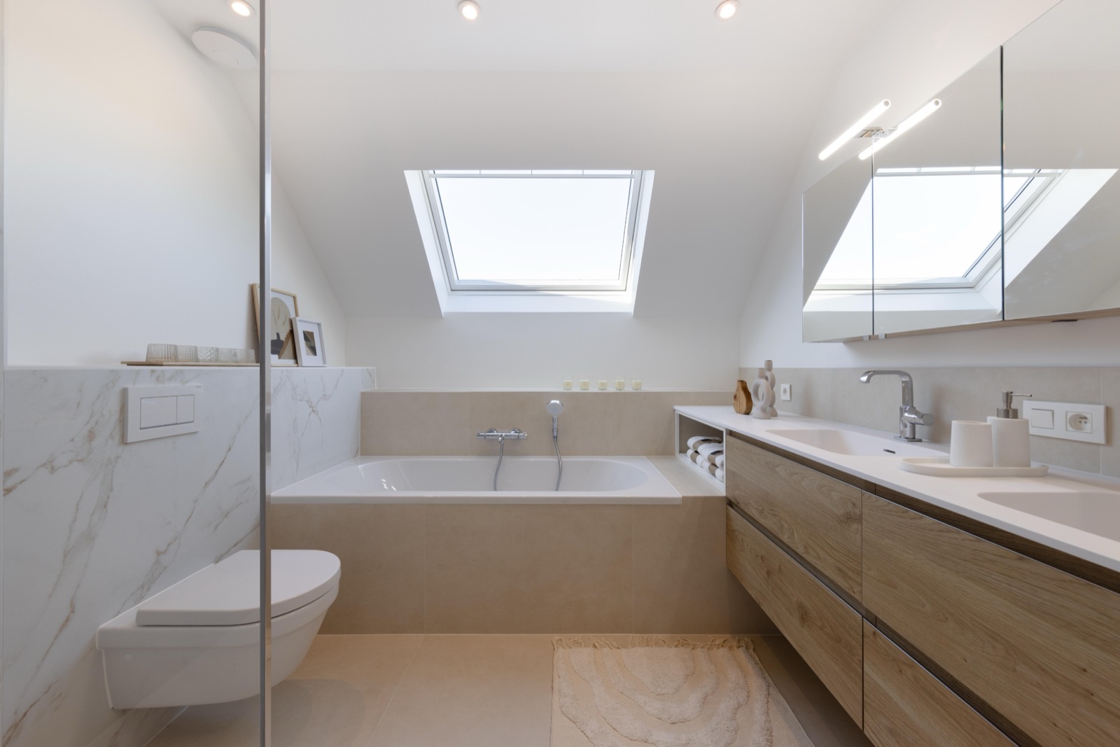 Salle de bain sous combles, marbre et tadelakt à Wavre, GL Pro