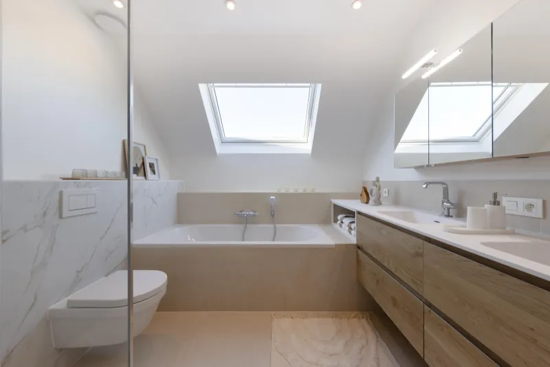 Salle de bains sous combles, marbre et tadelakt à Wavre, GL Pro