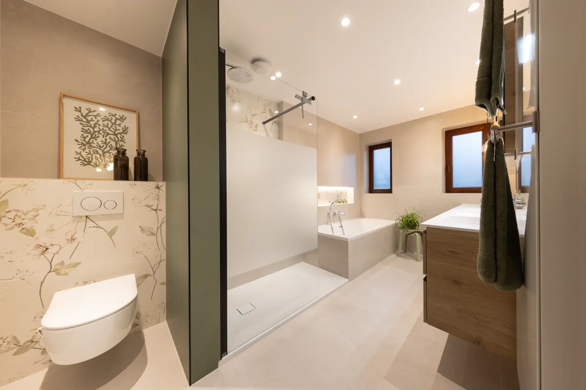 Salle de bains florale avec douche, baignoire et WC suspendu, GL Pro