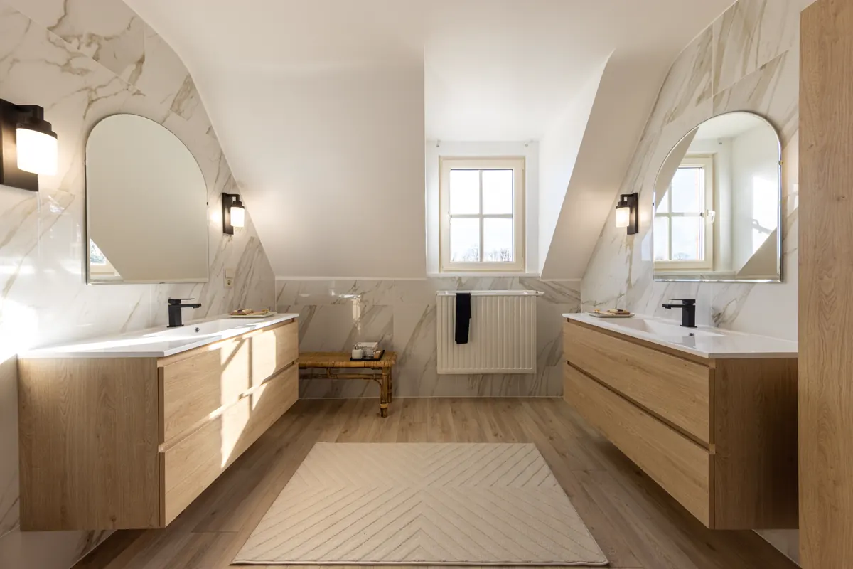 Double vasque en bois sous toiture avec murs effet marbre, GL Pro