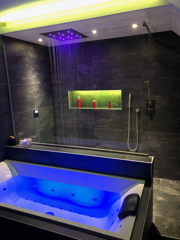 Baignoire balnéo et douche pluie à Seraing, Ital'carro