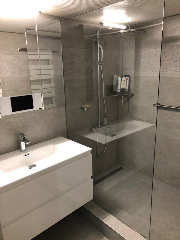 Douche à l'italienne et meuble vasque à Liège, Ital'carro