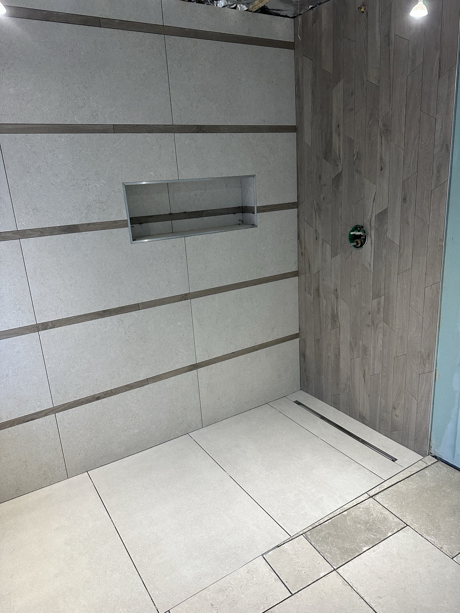 Douche à l'italienne, niche et caniveau à La Louvière, L&S Carrelages