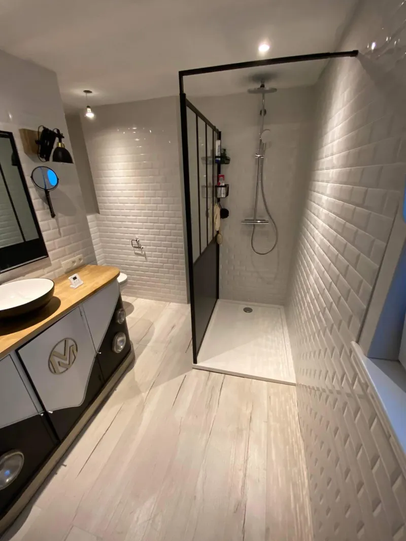 Douche à l'italienne avec paroi noire et carrelage métro, M Salle de Bain Bruxelles