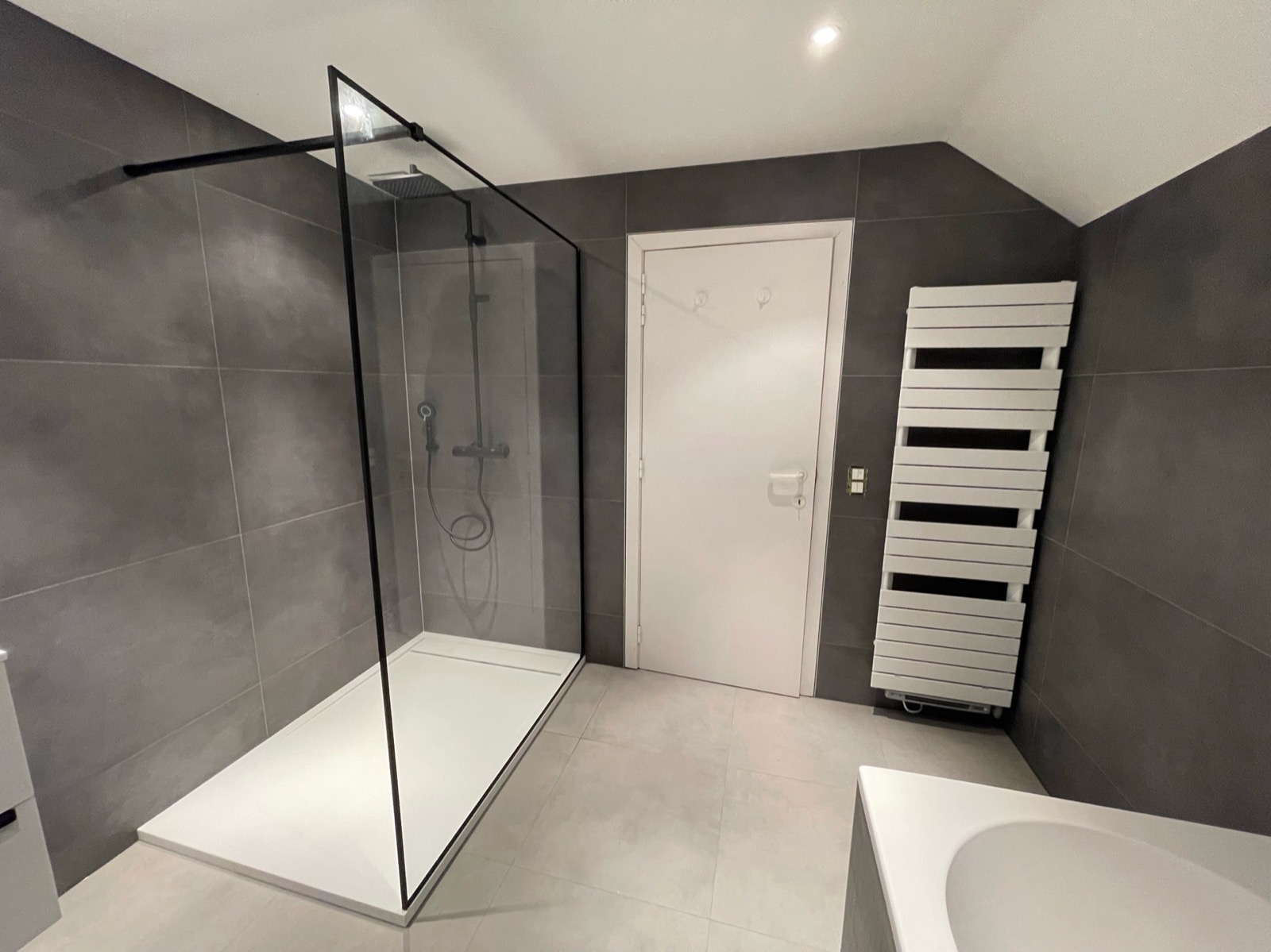 Salle de bain grise avec baignoire à La Louvière, M-Salledebain