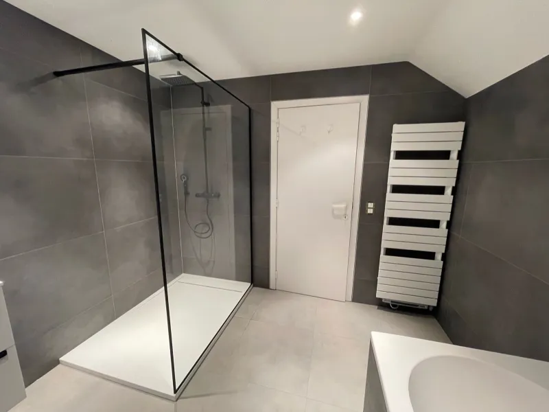 Douche ouverte avec carrelage gris et sèche-serviettes, M Salle de Bain Bruxelles