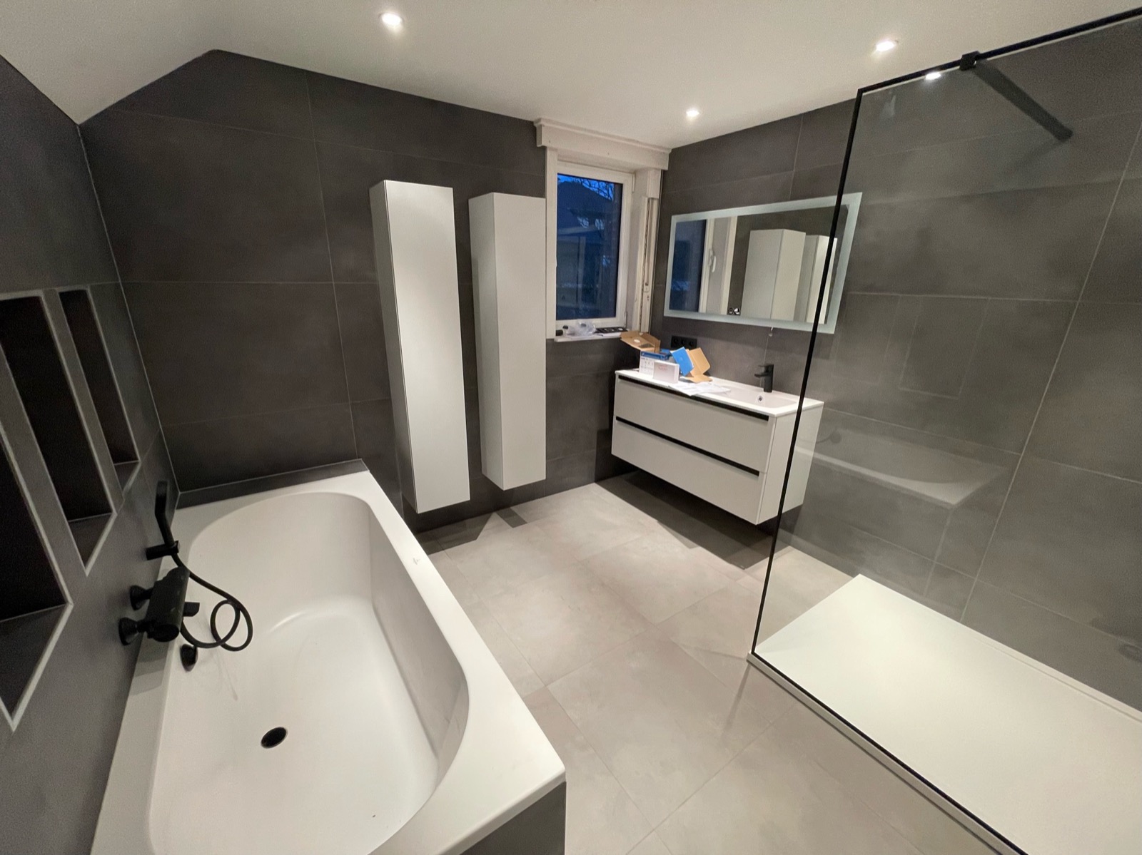 Salle de bain avec douche et baignoire à La Louvière, M-Salledebain