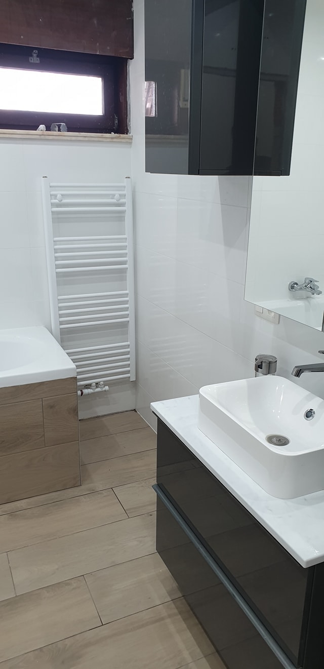 Salle de bain avec baignoire et vasque à La Louvière, Marcorenov