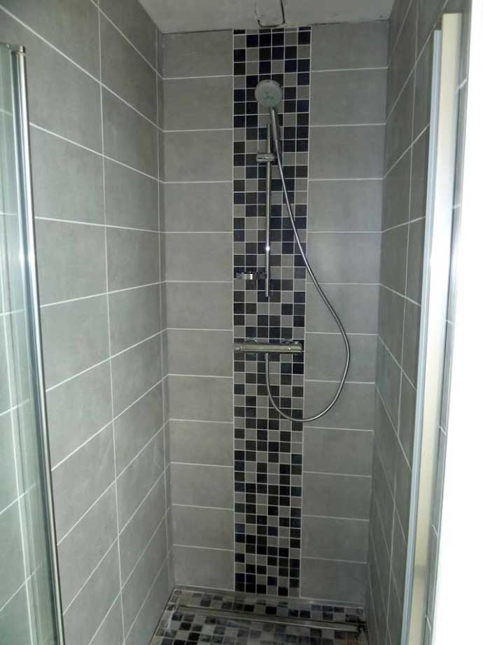 Douche carrelée avec frise mosaïque à Seraing, M.S. Construction