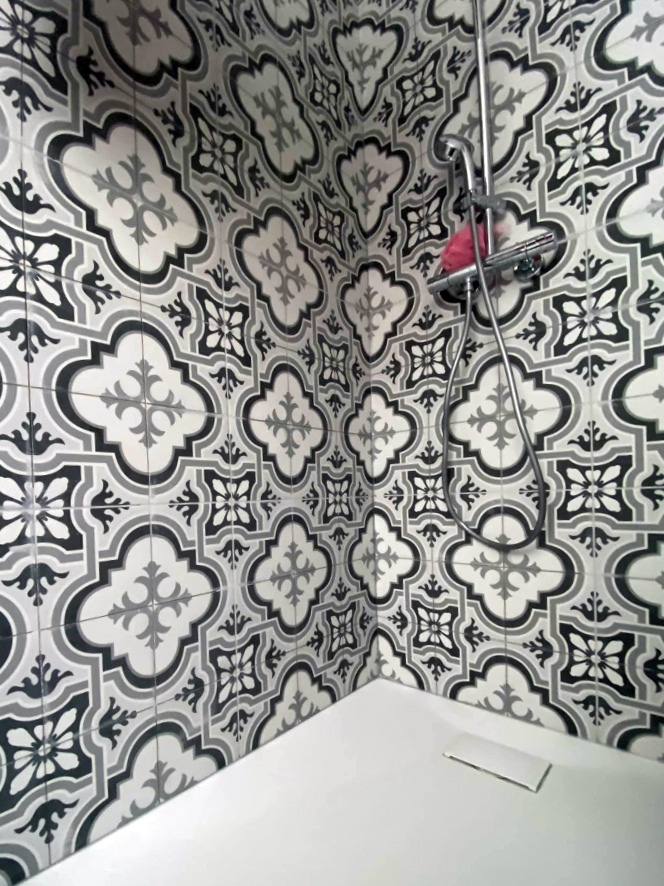 Douche à l'italienne, faïence à motifs à Seraing, M.S. Construction