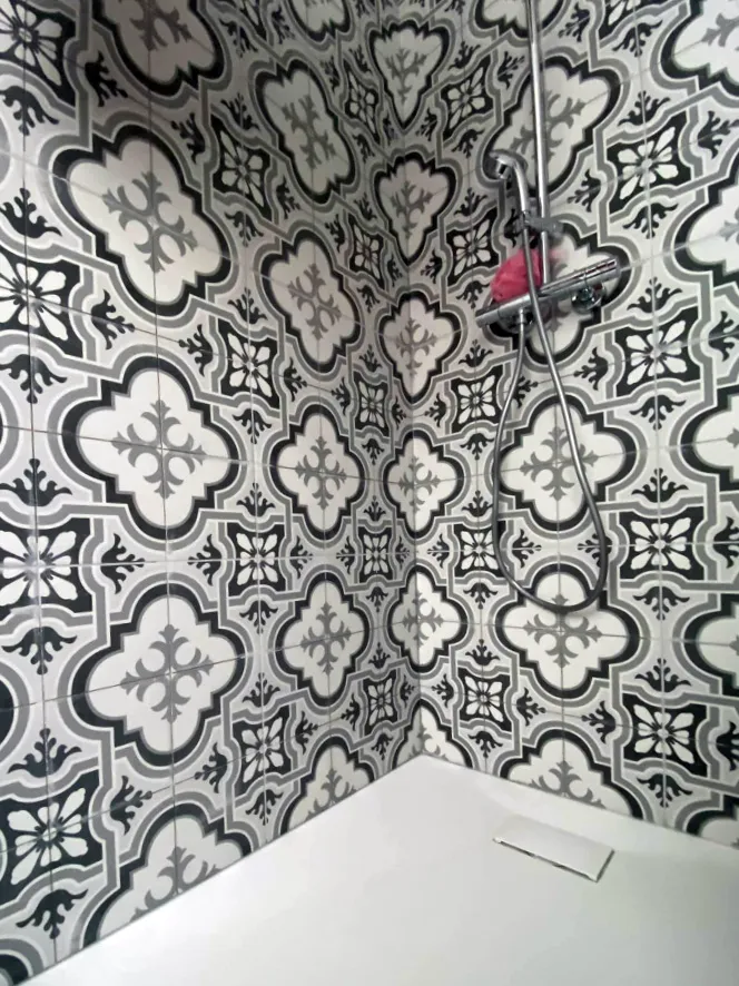 Douche à l'italienne, faïence à motifs à Liège, M.S. Construction