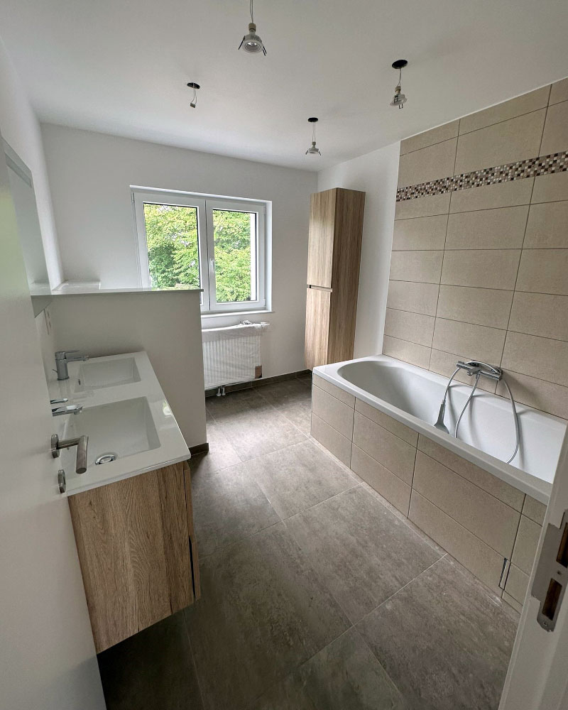 Salle de bain complète avec baignoire à Seraing, M.S. Construction
