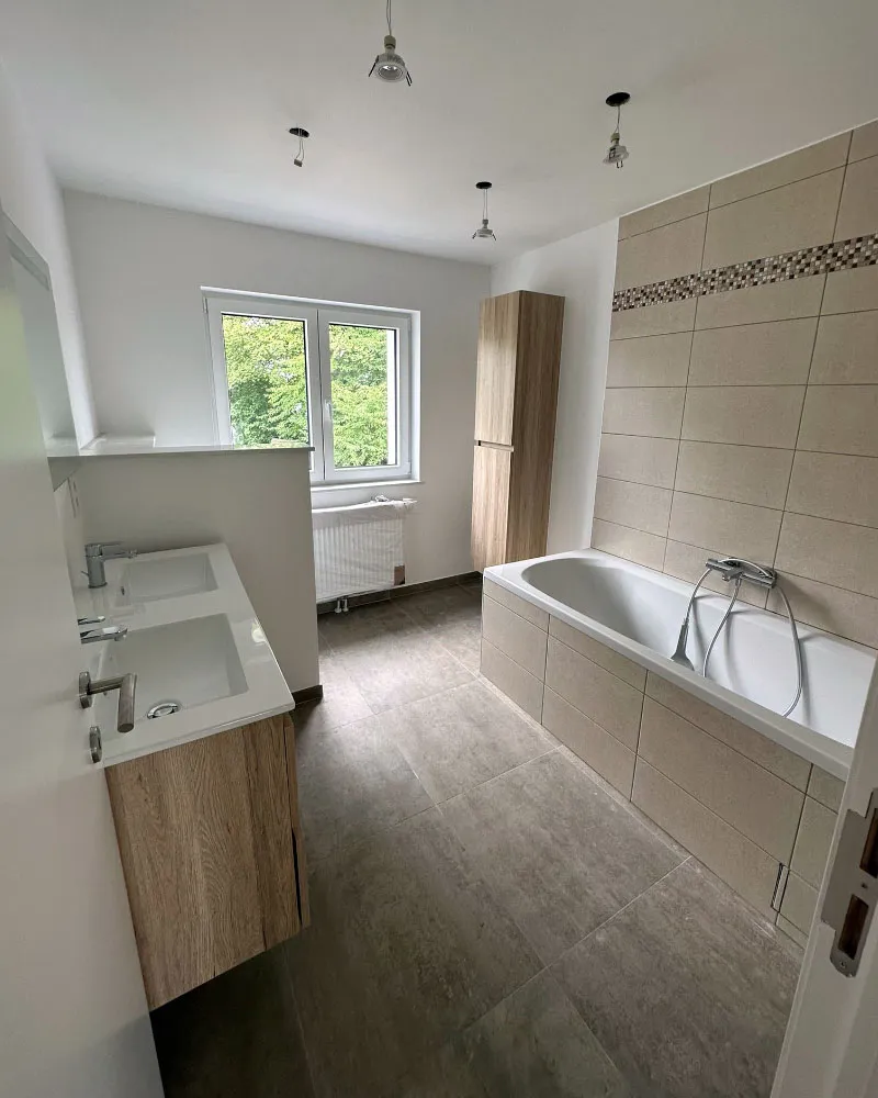 Salle de bains complète avec baignoire, M.S. Construction