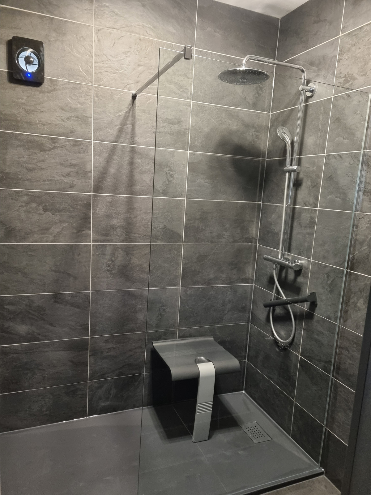 Douche carrelée anthracite, ciel de pluie à Namur, Plomberie Stephan