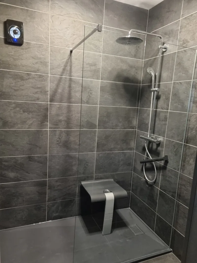 Douche carrelée anthracite, ciel de pluie à Namur, Plomberie Stephan