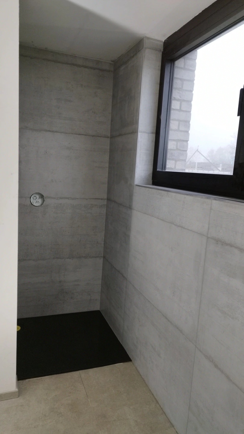 Douche carrelée effet béton à Seraing, Ruggieri José Carrelage