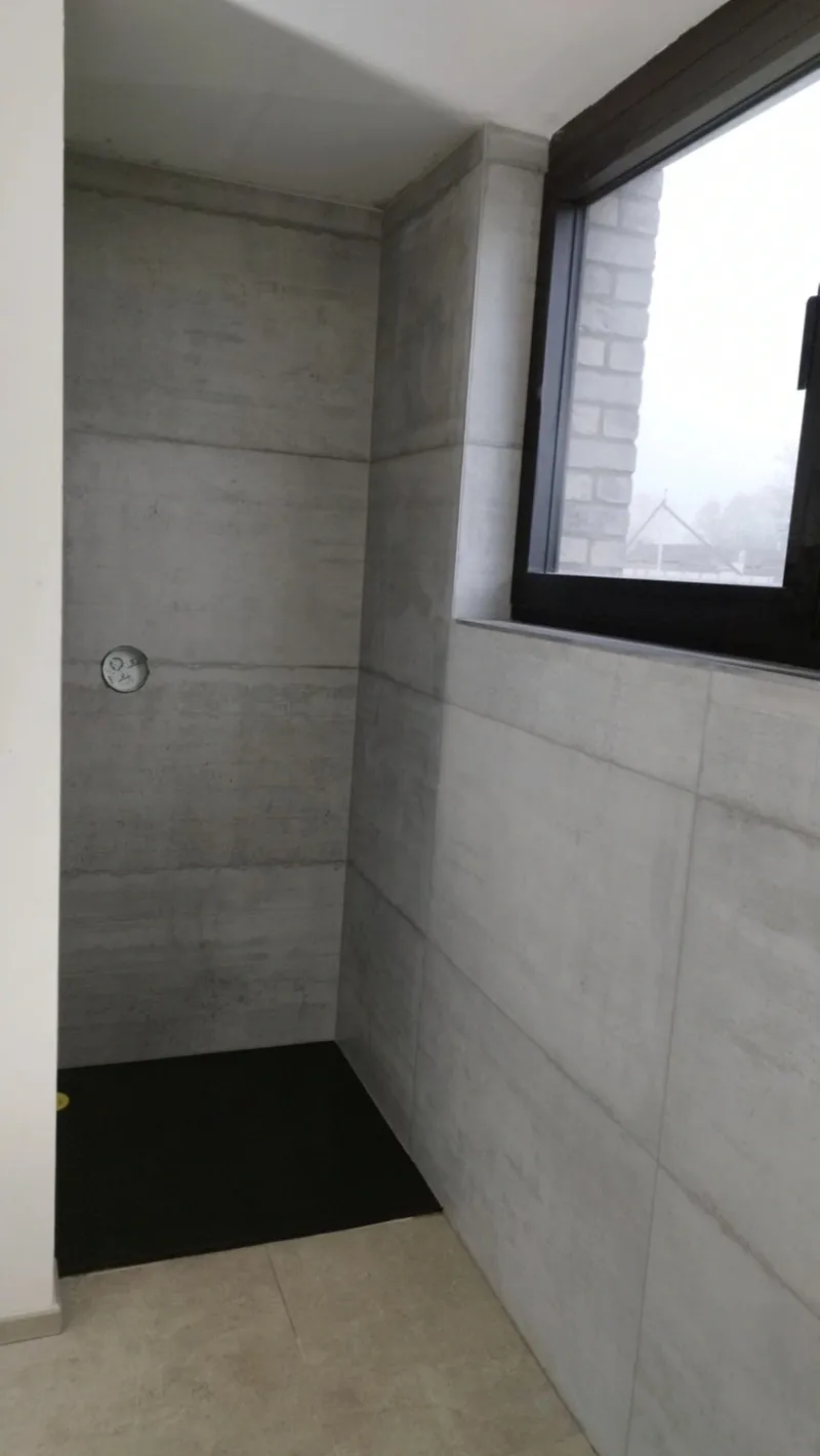 Douche carrelée effet béton à Liège, Ruggieri José Carrelage
