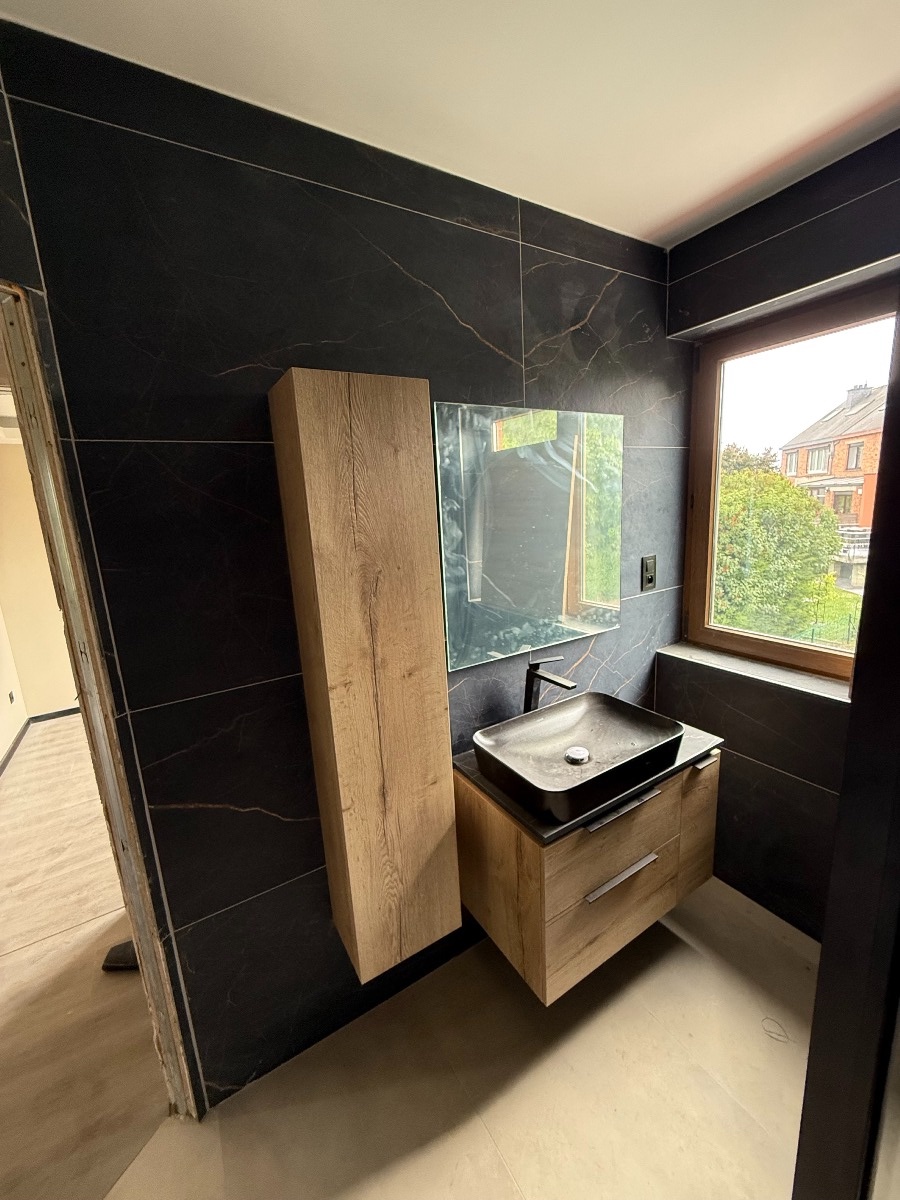 Meuble vasque sur fond marbre noir à Charleroi, Unlu Concept