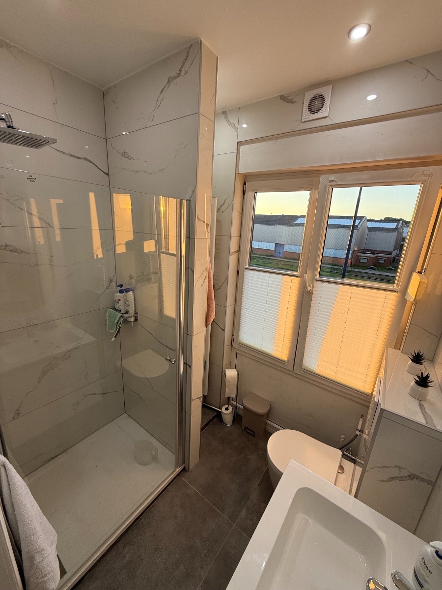 Douche en marbre blanc et WC suspendu à Charleroi, Unlu Concept