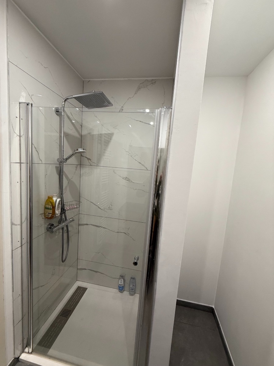 Douche à l'italienne en marbre blanc à La Louvière, Unlu Concept