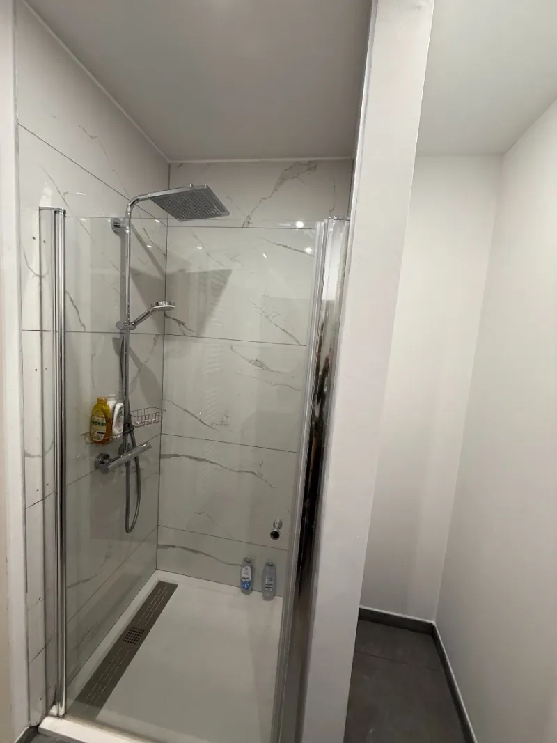 Douche à l'italienne en marbre blanc, Unlu Concept