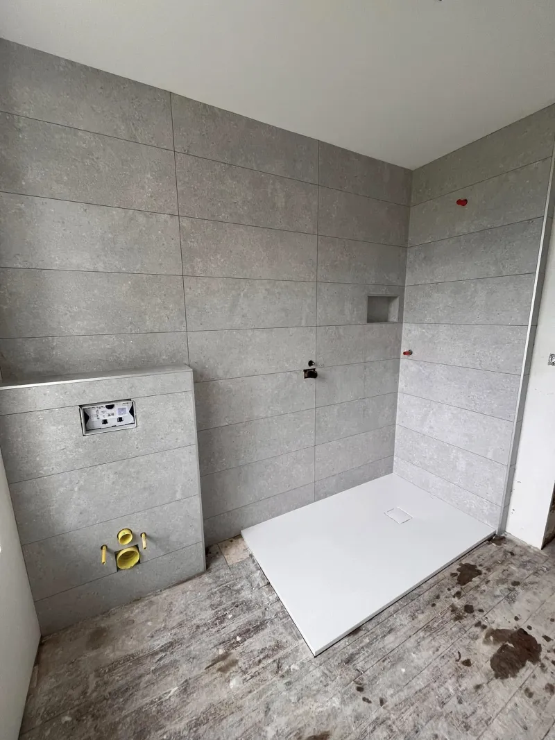 Douche à l'italienne carrelée à Namur, Warmstone