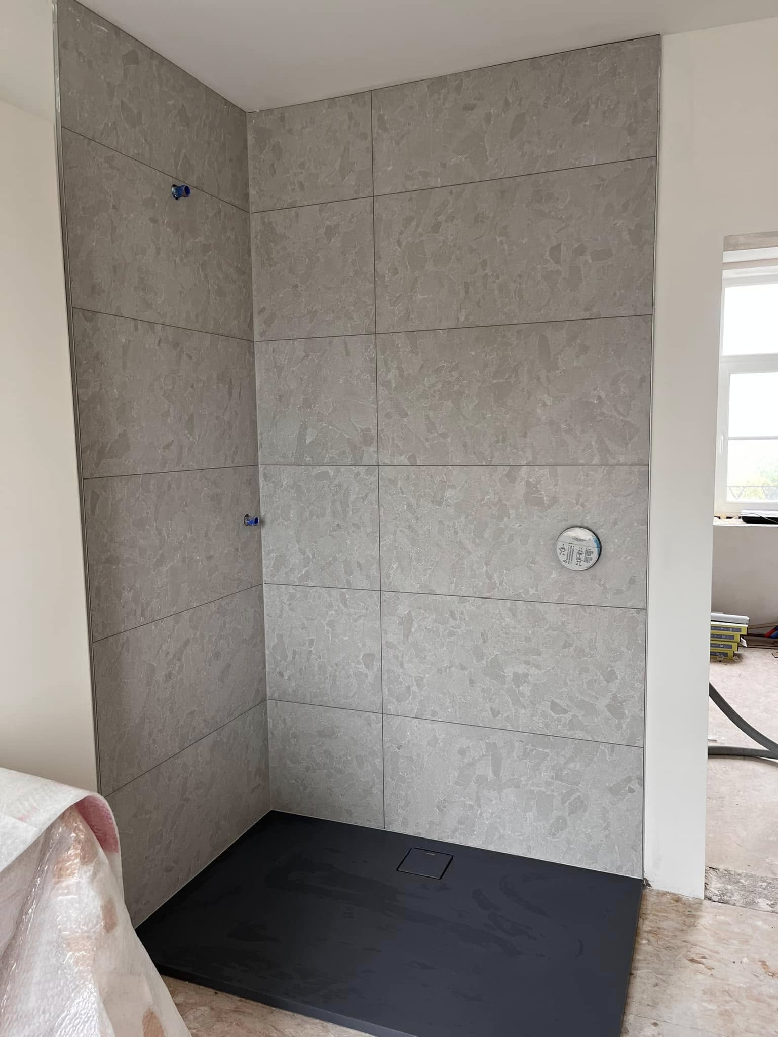 Douche effet terrazzo à Namur, Warmstone