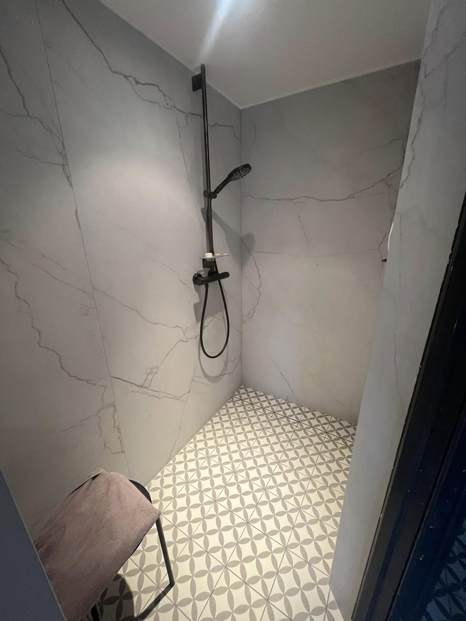 Douche à l'italienne effet marbre à Namur, Warmstone