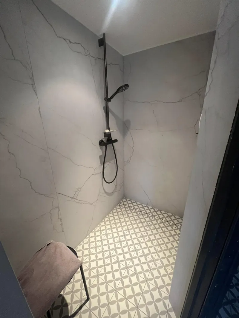 Douche à l'italienne effet marbre à Namur, Warmstone