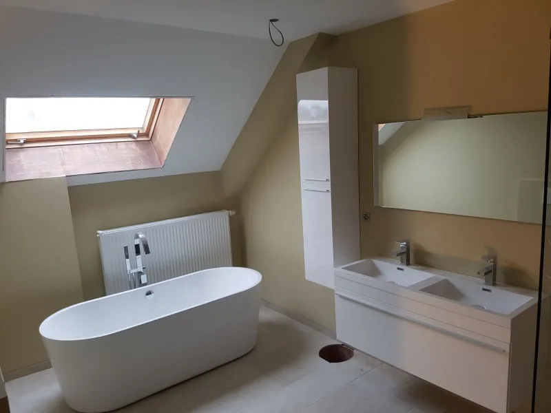 Salle de bains sous combles, baignoire îlot, Zéphir Construction
