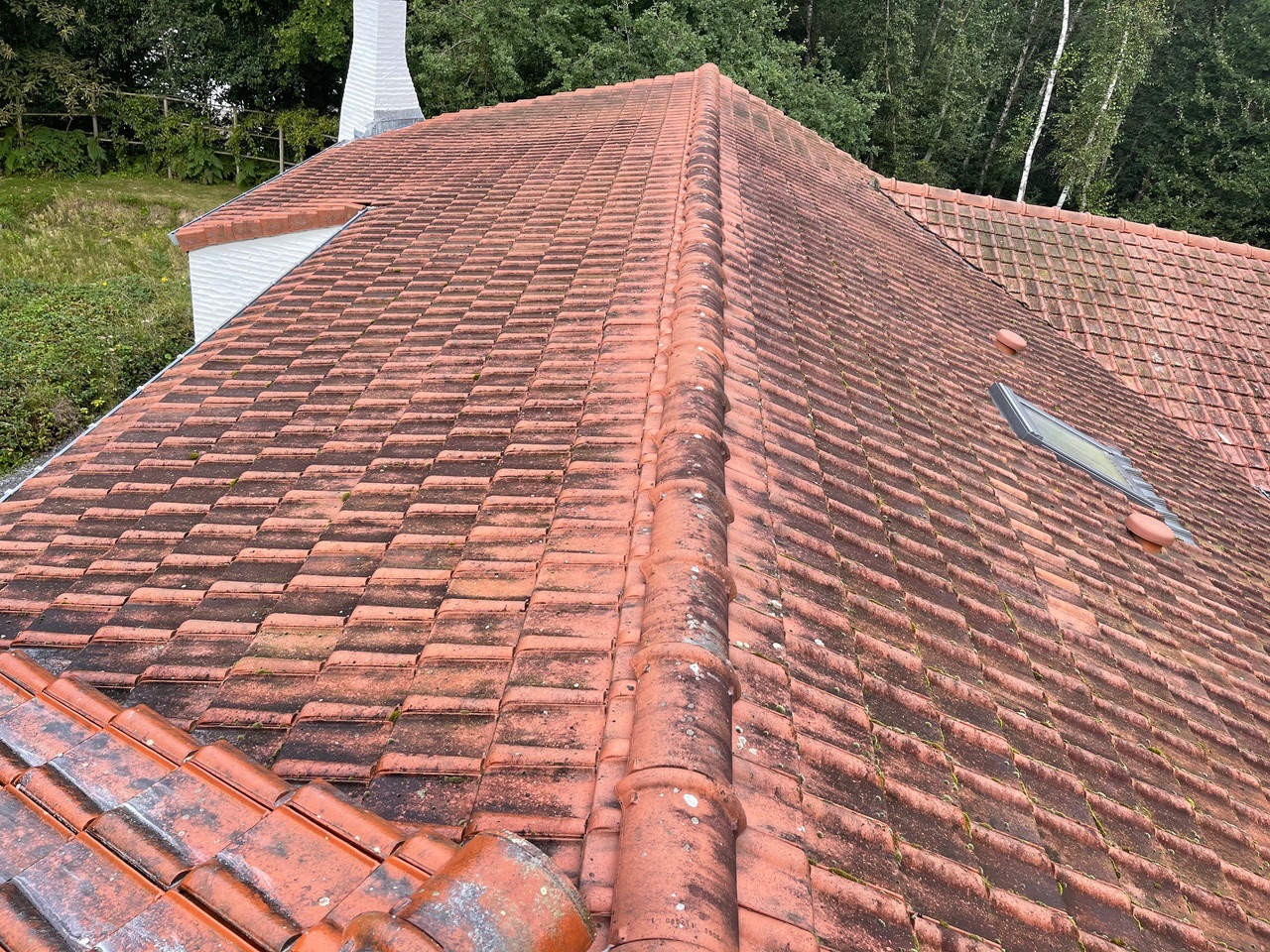 Toiture en tuiles terre cuite avec fenêtre de toit réalisée par A-M-I Protect à Namur