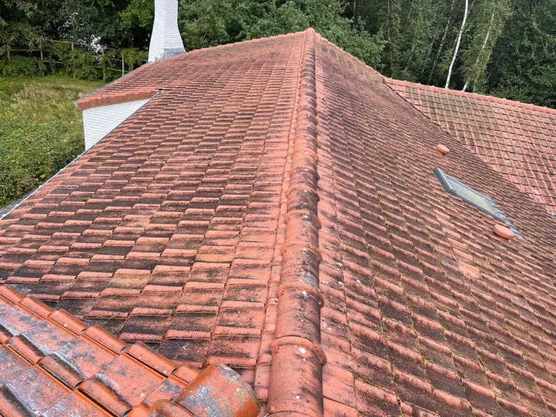 Toiture en tuiles terre cuite avec fenêtre de toit réalisée par A-M-I Protect à Namur