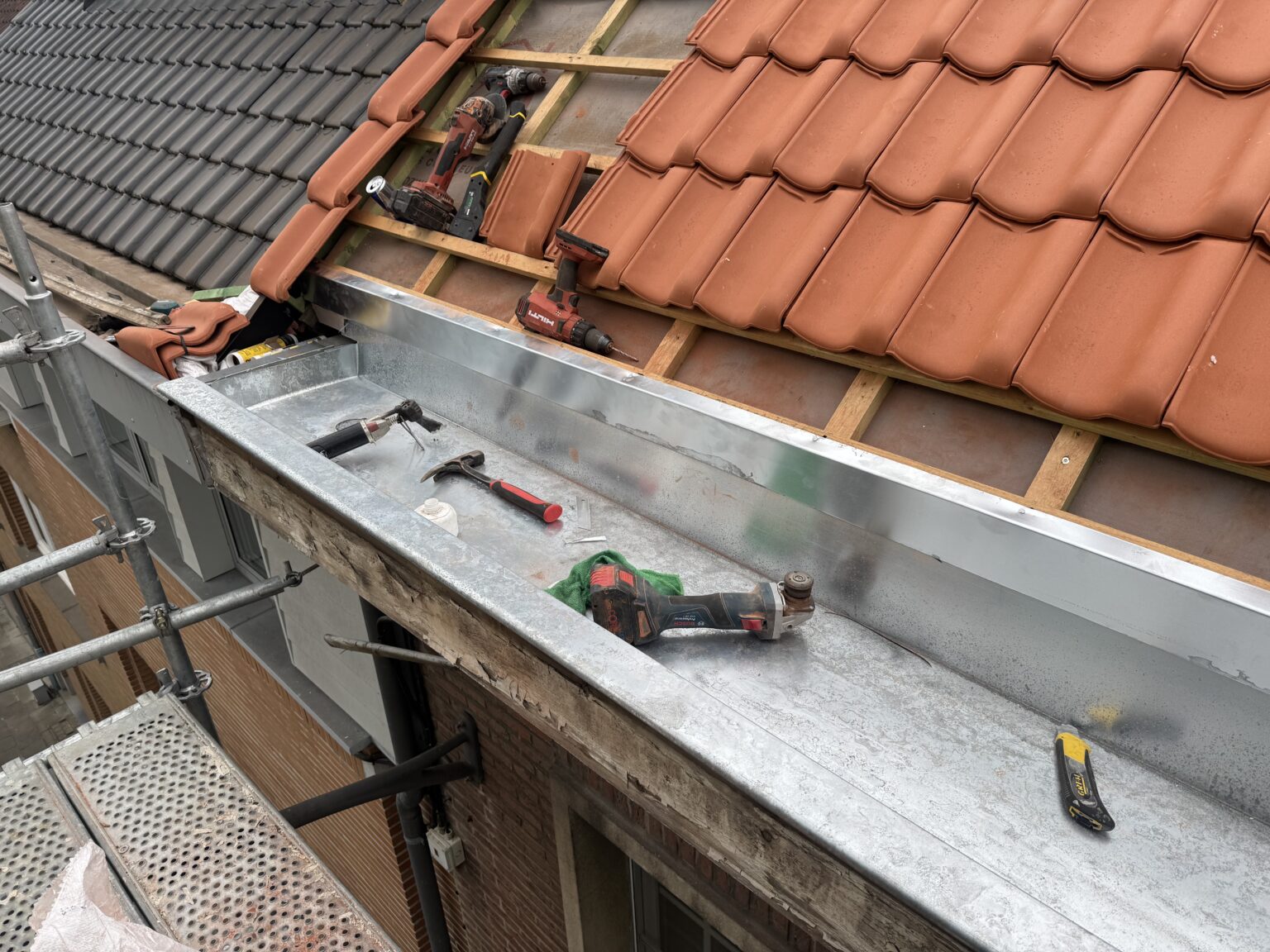 Travaux de zinguerie et corniche en zinc sur toiture en tuiles par A-M-I Protect