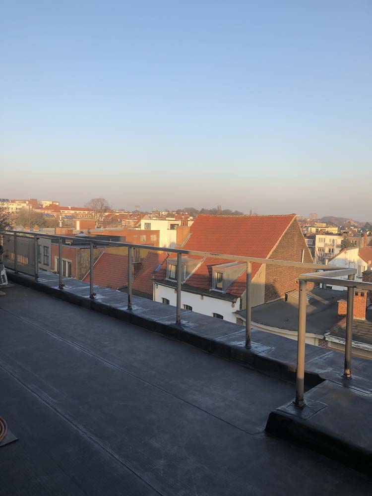 Toiture plate en étanchéité avec terrasse et vue sur les toits de Bruxelles, par Bati Ergo