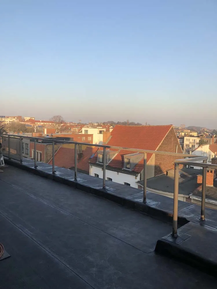 Toiture plate en étanchéité avec terrasse et vue sur les toits de Bruxelles, par Bati Ergo