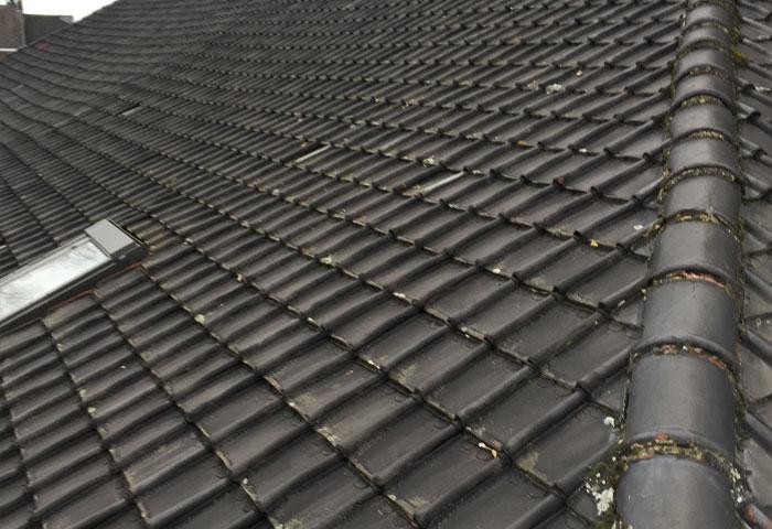 Couverture en tuiles avec fenêtre de toit par Toitures Capozza